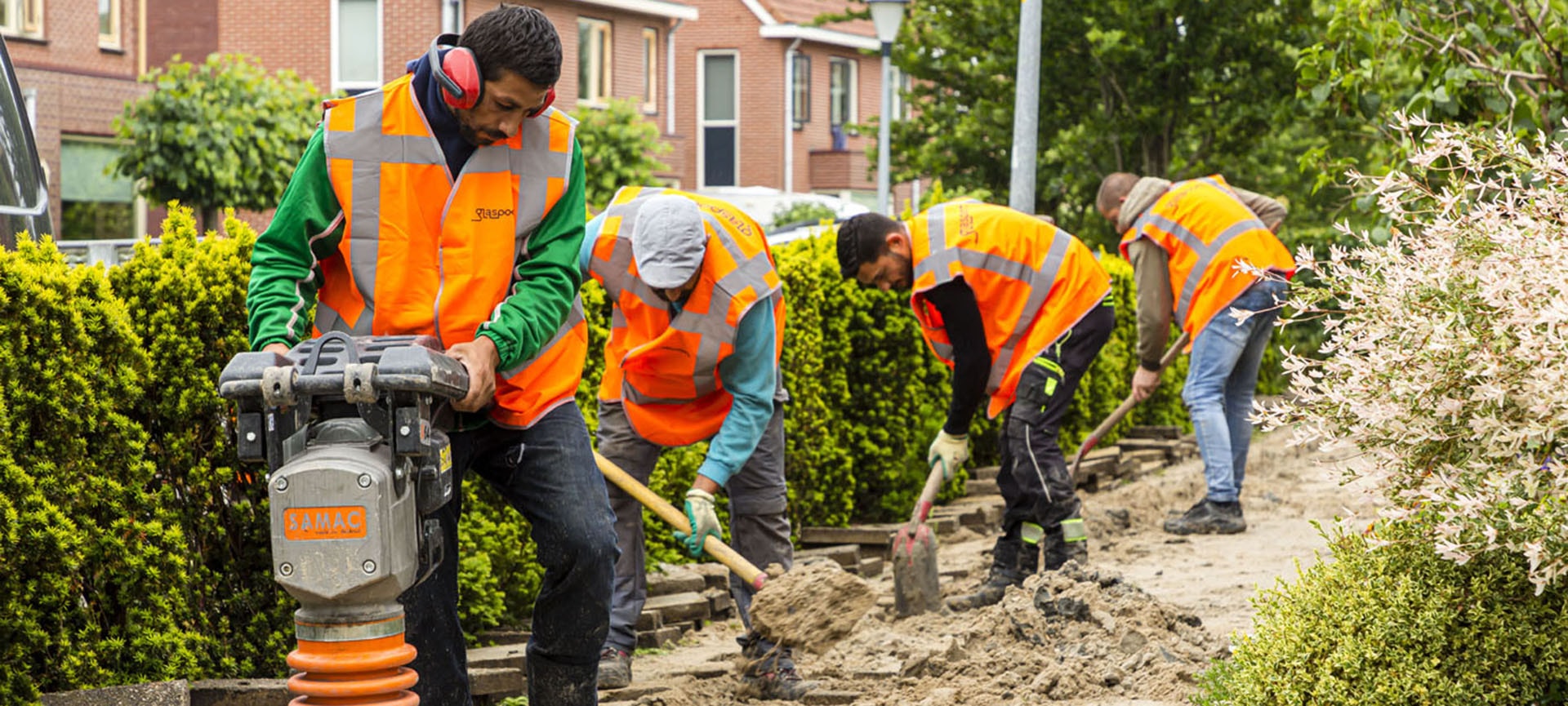 voor de glasvezelaanleg wordt er een geul gegraven