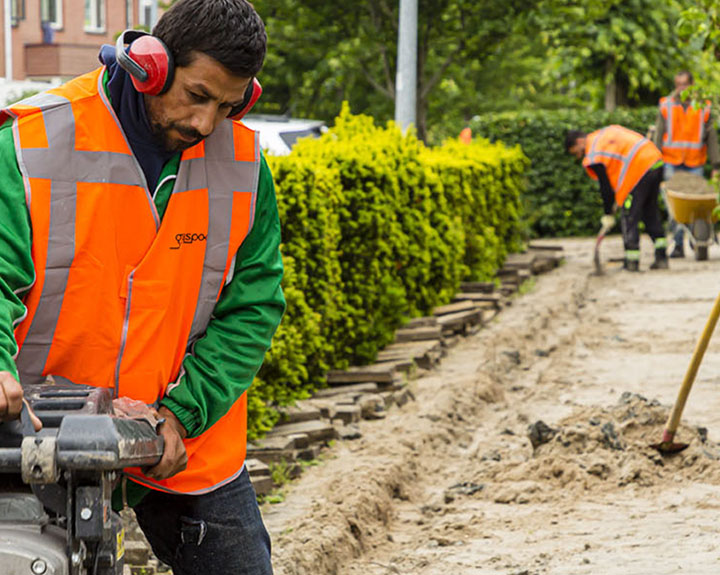 voor de glasvezelaanleg wordt er een geul gegraven