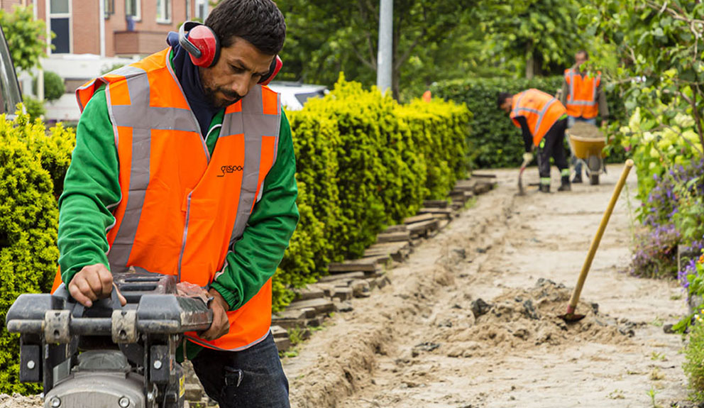 voor de glasvezelaanleg wordt er een geul gegraven