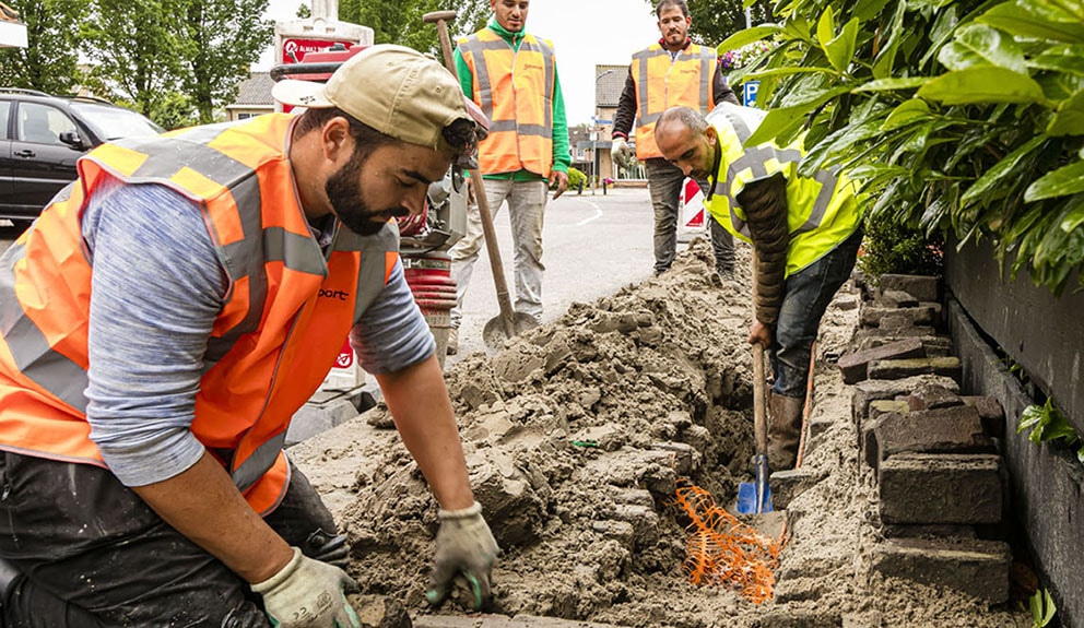 de straat wordt weer dichtgemaakt en de stenen worden teruggelegd