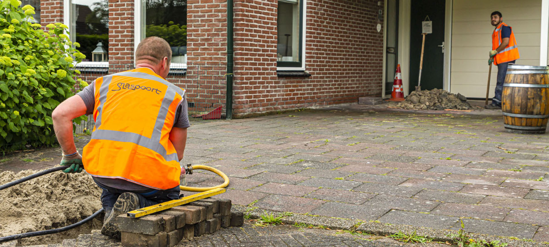 de glasvezelkabel wordt onder de grond doorgeschoten naar de gevel