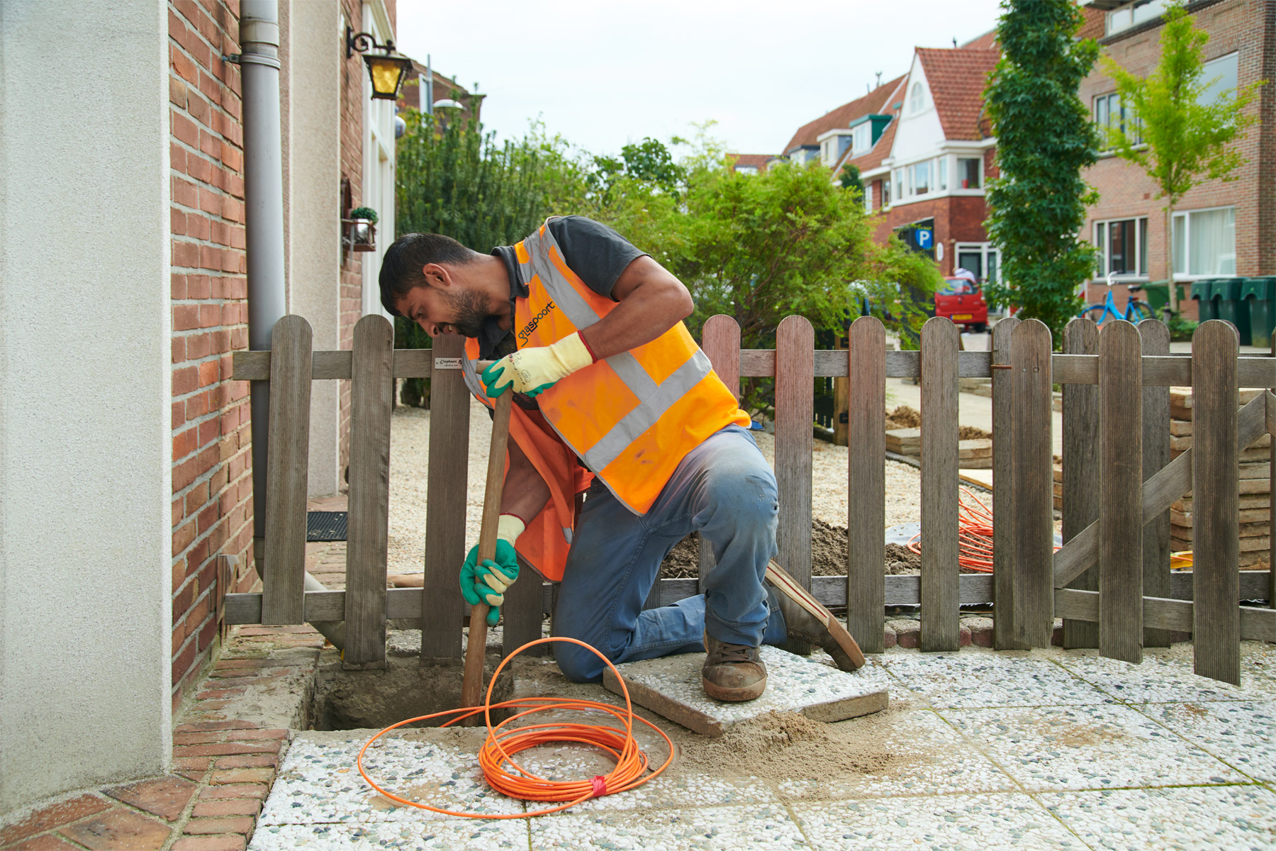 glasvezel werker in de tuin