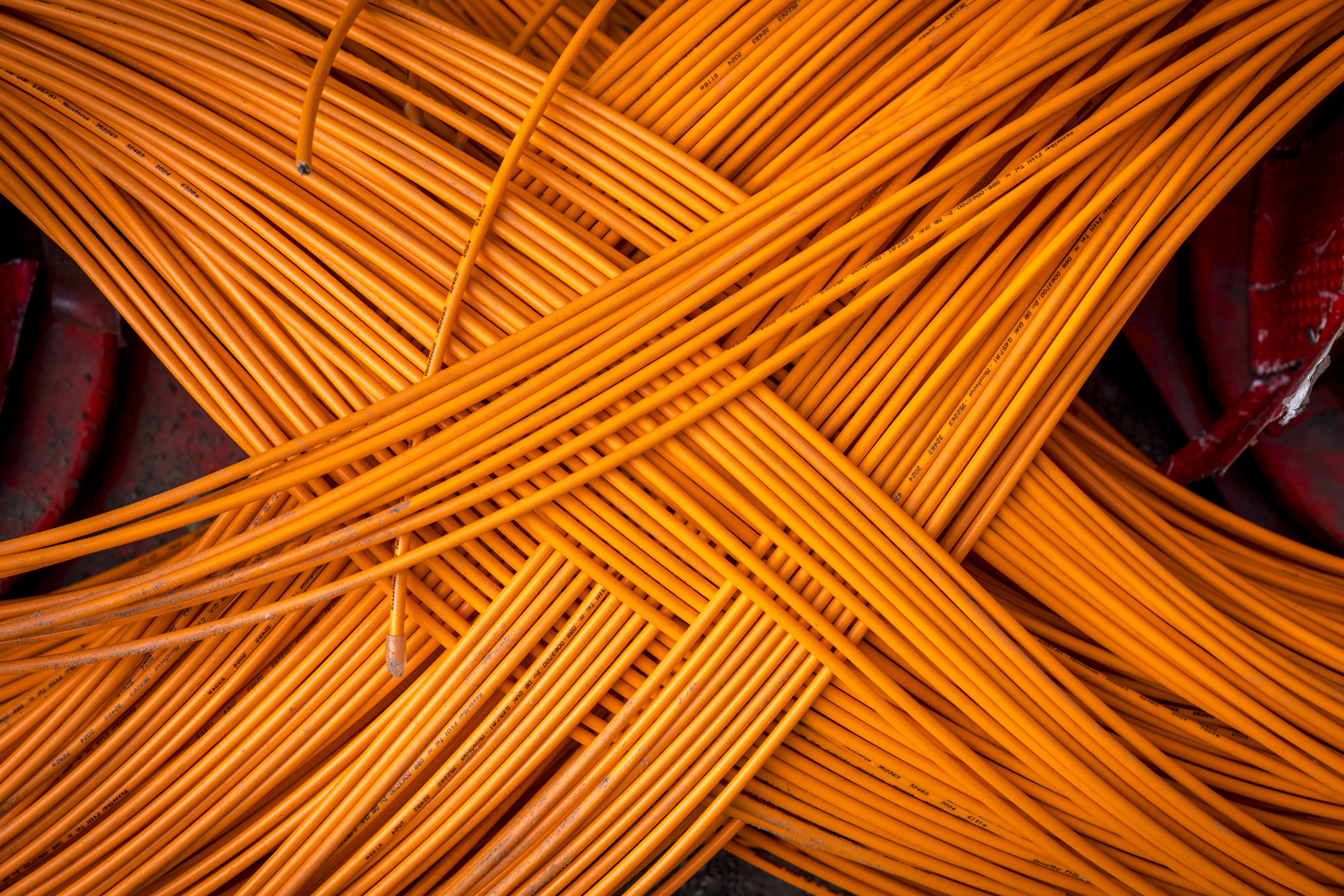 Oranje glasvezelkabels op de grond