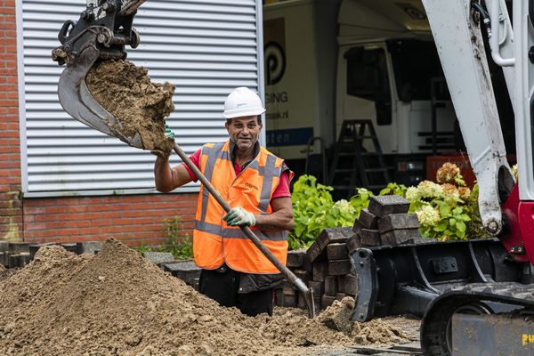 Graven om de kabel te kunnen leggen