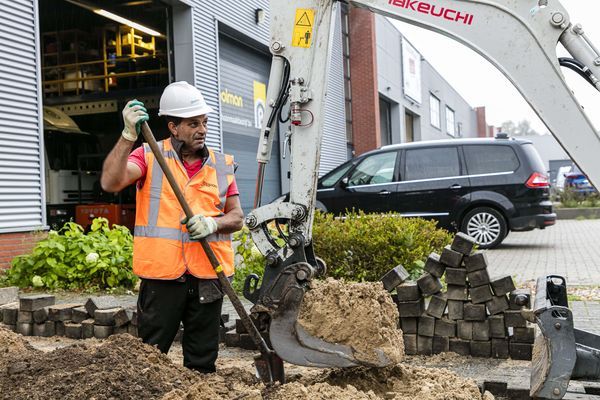 Graven om de kabel te kunnen leggen