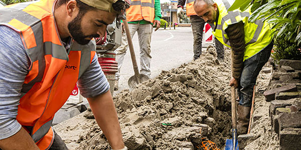 de straat wordt weer dichtgemaakt en de stenen worden teruggelegd