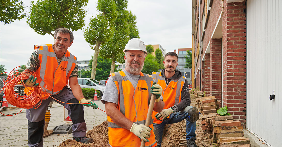 de werkzaamheden in de straat voor de aanleg van glasvezel